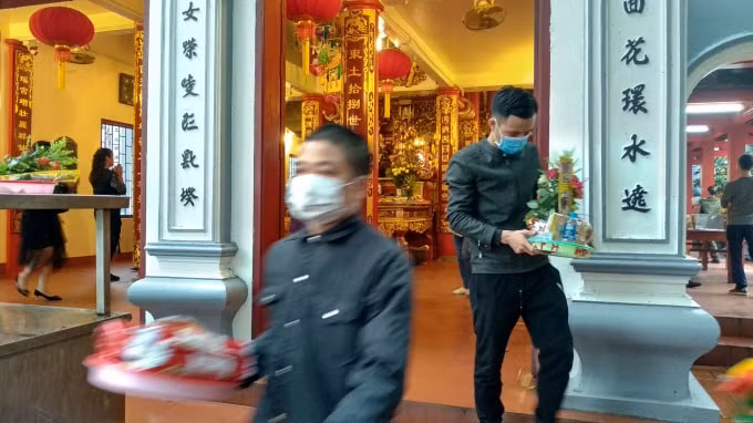 Mọi năm, trung bình mỗi ngày rằm tháng Giêng, Phủ Tây Hồ thu hút khoảng 15 vạn lượt người.
