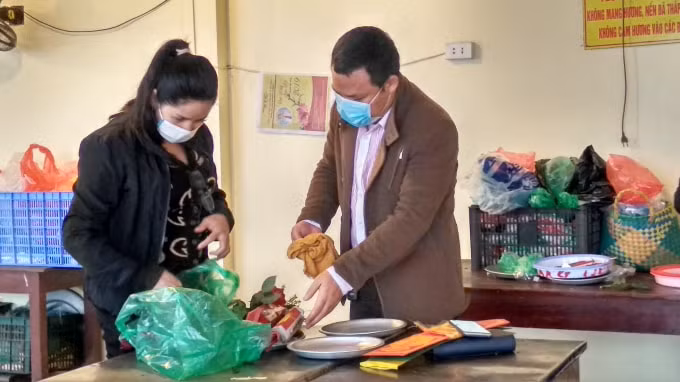 Khu vực sắp lễ rất vắng vẻ nhưng không phải lý do để tháo khẩu trang.