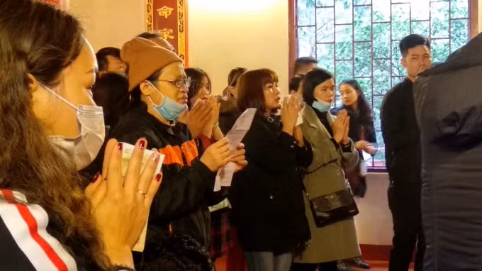 Tạm tháo khẩu trang để khấn cho rõ.