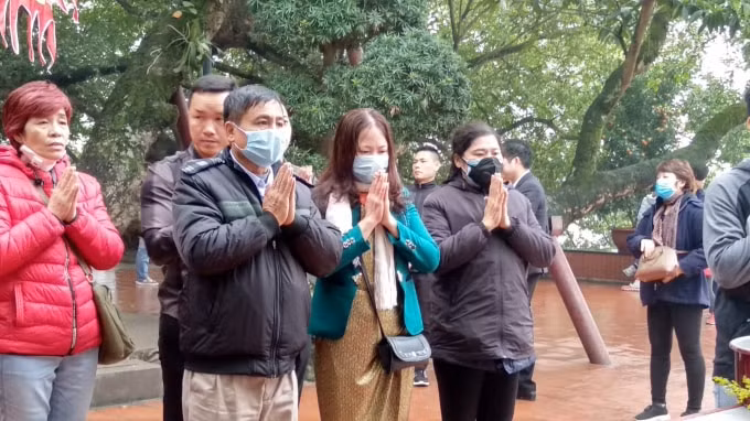 Vì tín ngưỡng, một số người vẫn tới làm lễ, thắp hương, và luôn đeo khẩu trang trong suốt thời gian ở đây.