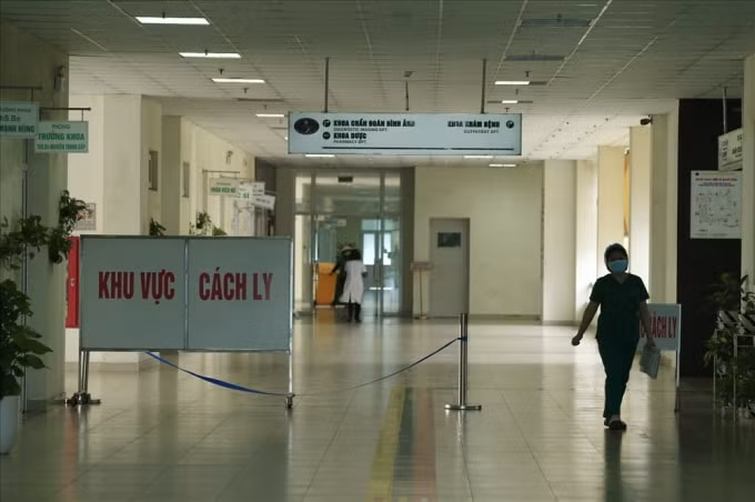 Khu vực cách ly tại Bệnh viện nhiệt đới Trung ương. Ảnh TL.