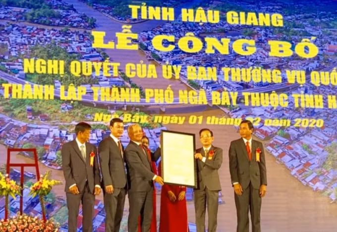 Hậu Giang công bố Nghị quyết của Ủy ban Thường vụ Quốc hội thành lập thành phố Ngã Bảy.