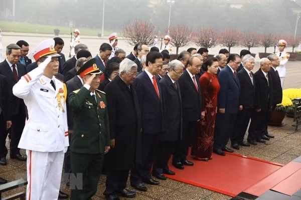 Đoàn lãnh đạo Đảng, Nhà nước vào Lăng viếng Chủ tịch Hồ Chí Minh. Ảnh: TTXVN