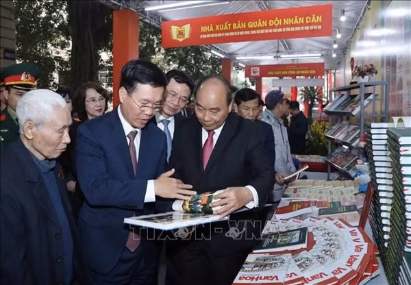 Thủ tướng Nguyễn Xuân Phúc thăm Triển lãm sách 