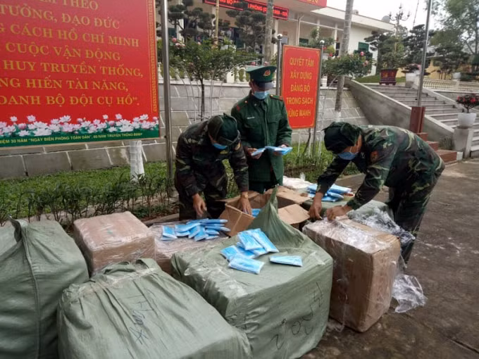 Lực lượng chức năng phát hiện, xử lý nhiều trường hợp xuất lậu khẩu trang sang Trung Quốc để thu lợi bất chính. Ảnh: TL