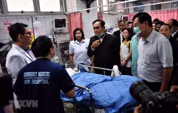 Thủ tướng Thái Lan Prayut Chan-ocha thăm nạn nhân còn sống sót trong vụ xả súng tại thành phố Korat thuộc tỉnh Nakhon Ratchasima ngày 9/2/2020. Ảnh: AFP/TTXVN