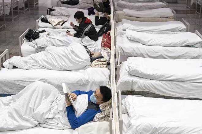 Bên trong một trung tâm cách ly những người có triệu chứng nhẹ nghi nhiễm virus corona chủng mới tại thành phố Vũ Hán. Ảnh: Tân Hoa xã.