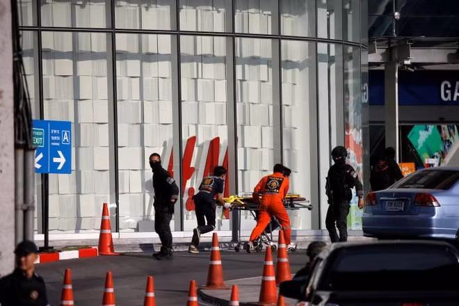 Nhân viên cứu thương vào trung tâm thương mại Terminal 21 sau vụ đọ súng ở Nakhon Ratchasima. Ảnh: Reuters.