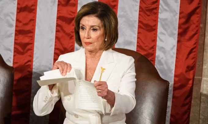 Khoảnh khắc Chủ tịch Hạ viện Pelosi xé Thông điệp Liên bang hôm 4/2. Ảnh: AFP.