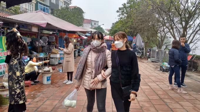 Gần như tất cả mọi người tới Phủ Tây Hồ đều đeo khẩu trang khi đến đây.