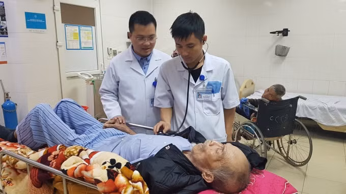 Bác sĩ Nguyễn Xuân Thái, Trưởng khoa Cấp cứu, Bệnh viện đa khoa tỉnh Hà Tĩnh động viên thăm hỏi các bệnh nhân đang điều trị tại bệnh viện.
