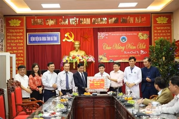 Trong thời khắc giao thừa, lãnh đạo tỉnh và BVĐK Hà Tĩnh chúc Tết các cán bộ, nhân viên đang trực Tết. Ảnh: Hạnh Loan