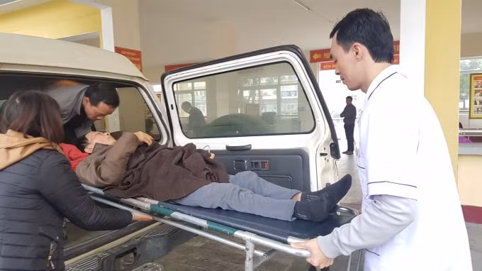 Các bác sỹ gấp gáp đưa bệnh nhân vào viện để cứu chữa