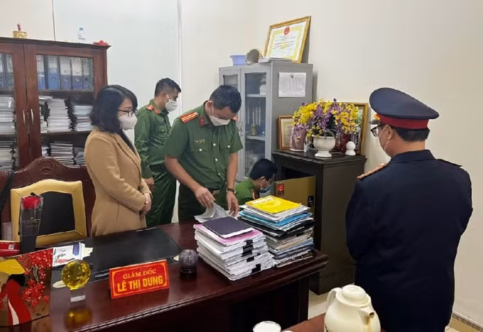 khoi to mot giam doc trung tam giao duc nghe nghiep gdtx huyen o nghe an hinh 1