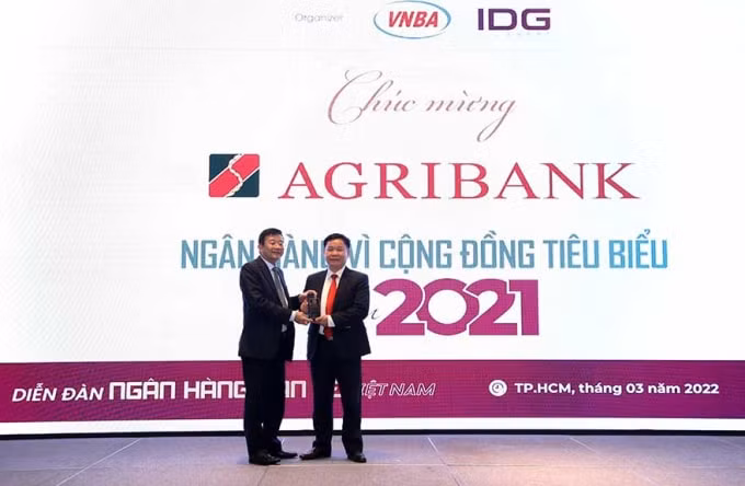 agribank don nhan hai giai thuong ngan hang viet nam tieu bieu 2021 hinh 2