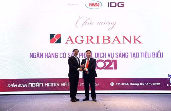 agribank don nhan hai giai thuong ngan hang viet nam tieu bieu 2021 hinh 1