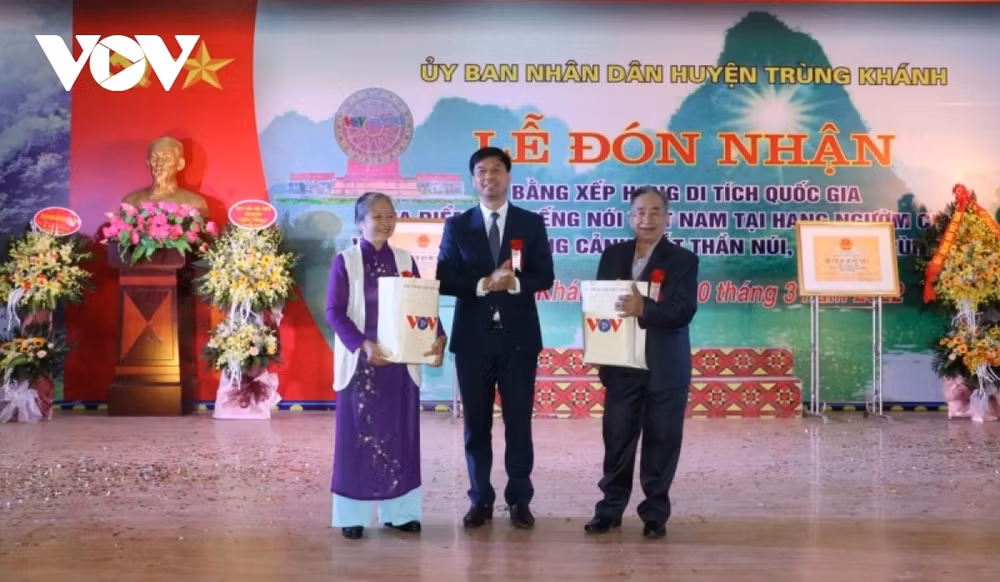 cong nhan di tich dai tieng noi viet nam tai hang nguom chieng la di tich lich su cap quoc gia hinh 1