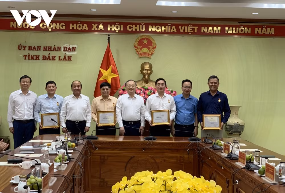 dai tieng noi viet nam trao tang 3 can nha dai doan ket tai tinh dak lak hinh 1