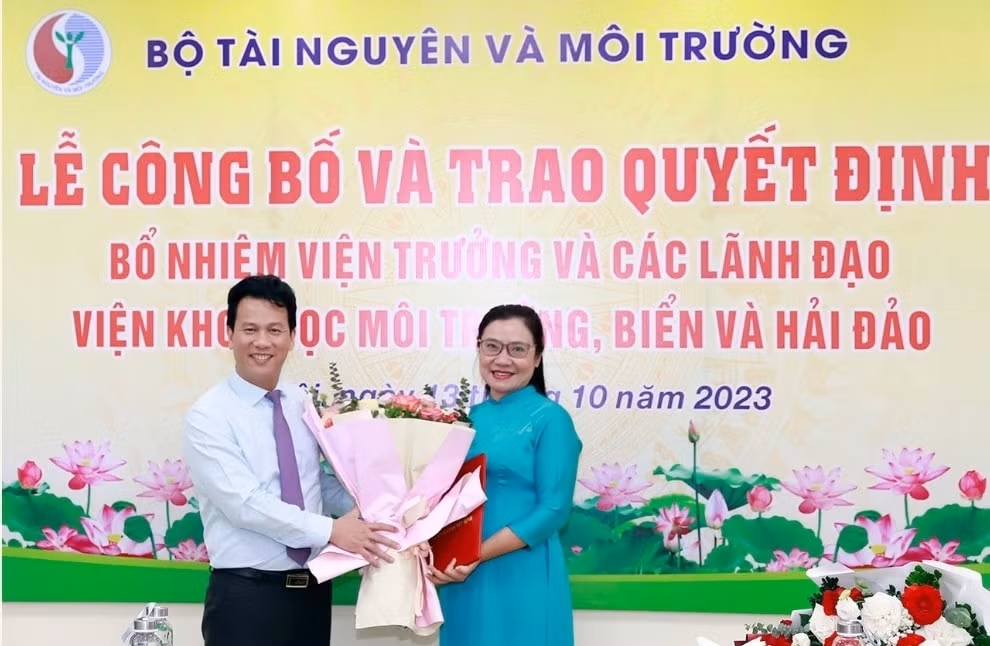 bo truong dang quoc khanh trao quyet dinh bo nhiem kien toan lanh dao vien khoa hoc moi truong bien va hai dao hinh 10
