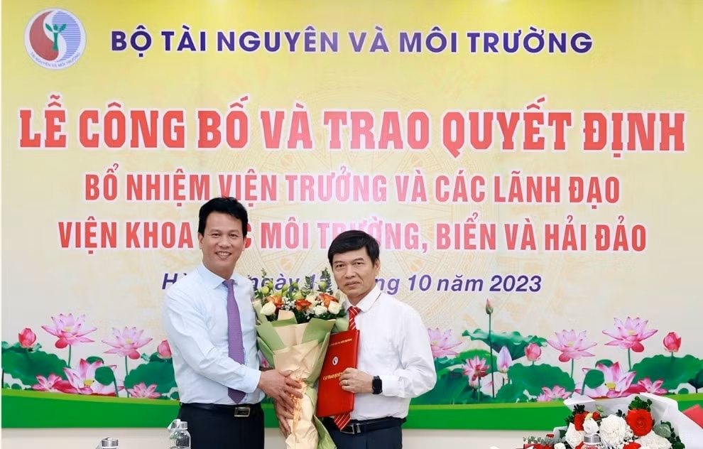 bo truong dang quoc khanh trao quyet dinh bo nhiem kien toan lanh dao vien khoa hoc moi truong bien va hai dao hinh 8