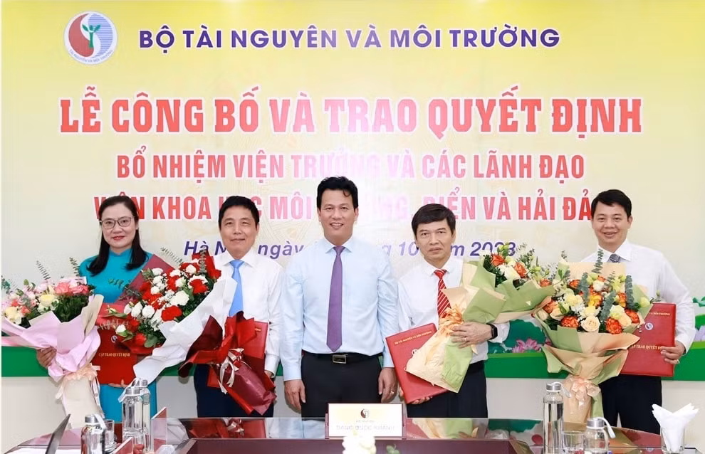 bo truong dang quoc khanh trao quyet dinh bo nhiem kien toan lanh dao vien khoa hoc moi truong bien va hai dao hinh 4