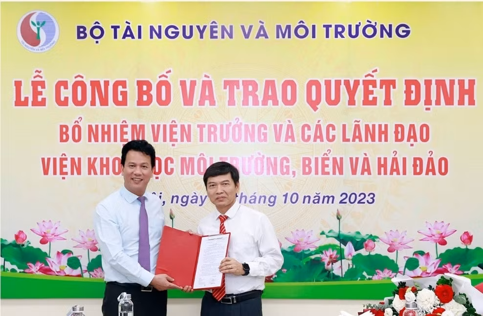 bo truong dang quoc khanh trao quyet dinh bo nhiem kien toan lanh dao vien khoa hoc moi truong bien va hai dao hinh 7