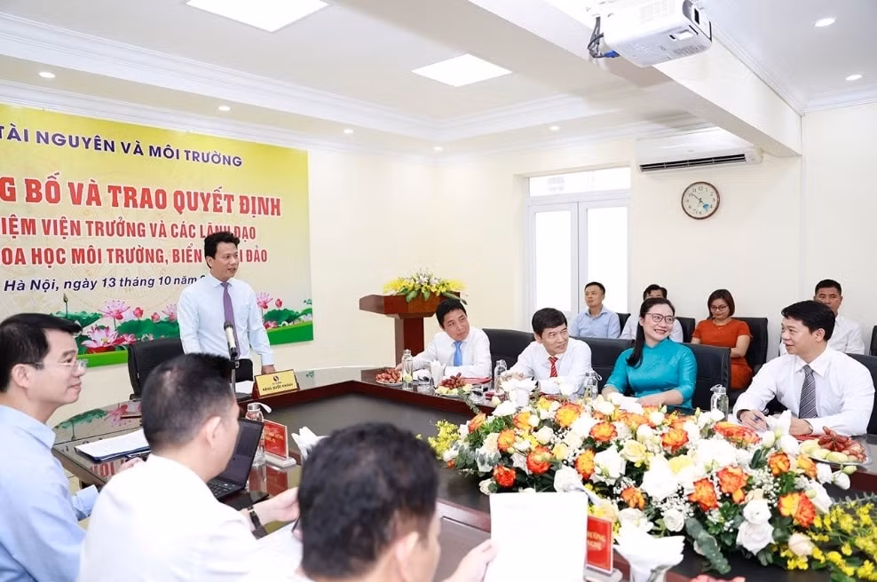 bo truong dang quoc khanh trao quyet dinh bo nhiem kien toan lanh dao vien khoa hoc moi truong bien va hai dao hinh 2