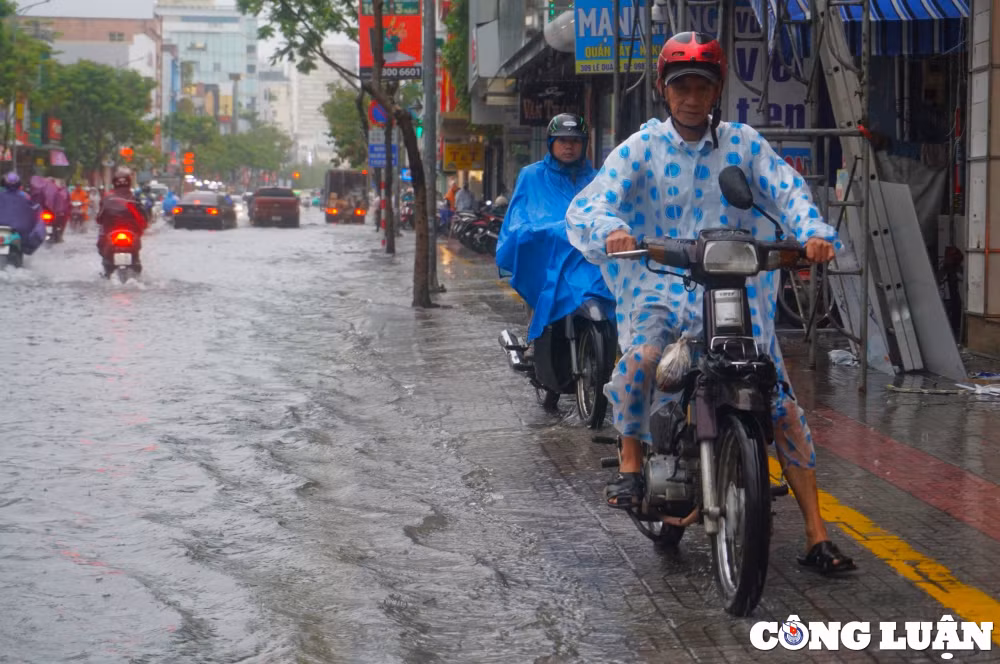 duong pho bi ngap sau nguoi da nang bi bom day xe trong bien nuoc hinh 7