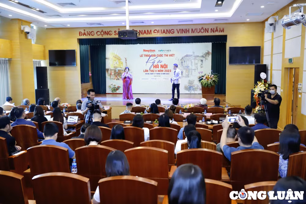 bao nong thon ngay nay trao giai cuoc thi viet ky uc ha noi lan thu 2 hinh 1