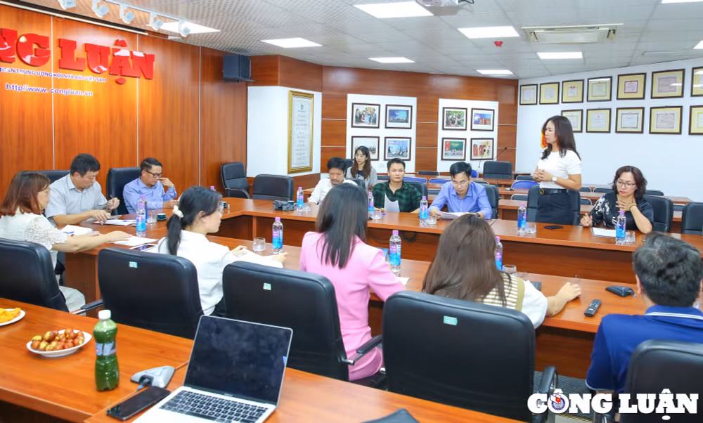 hoi dong giam khao giai anh khoanh khac bao chi 2022 to chuc cham va lua chon cac giai hinh 1