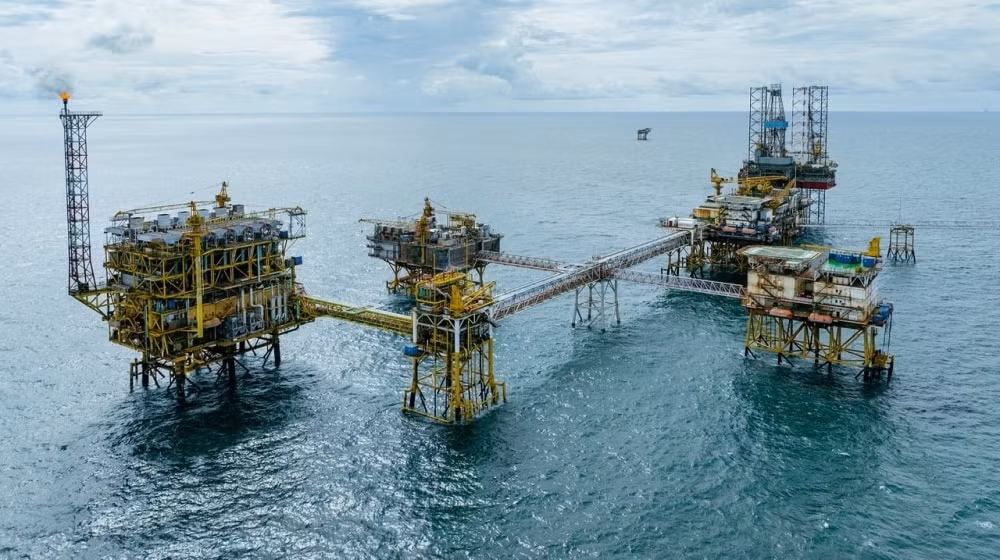 nguoi lao dong dau khi tich cuc huong ung cuoc thi anh petrovietnam trong toi hinh 6