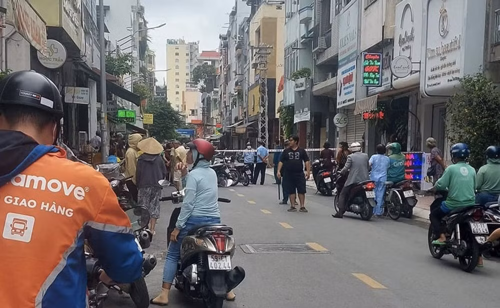 nghi ngao da cam dao chem nguoi di duong roi tu sat hinh 1
