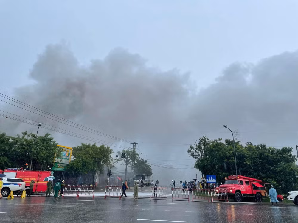 chay lon tai kho hang nhua o quang nam cot khoi cao tram met hinh 3