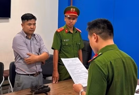 bat tam giam doi tuong chong nguoi thi hanh cong vu khi bi kiem tra nong do con hinh 1