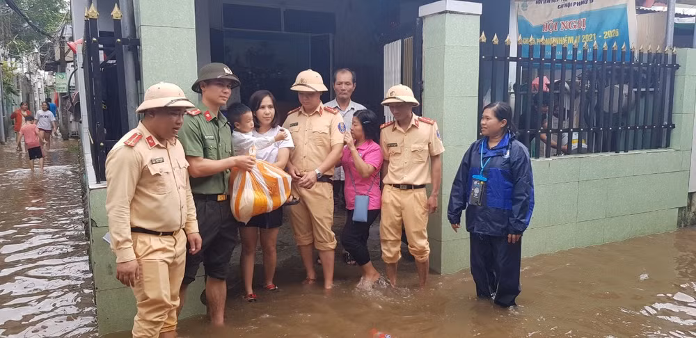 canh sat giao thong ho tro nguoi dan da nang bi ngap hinh 1