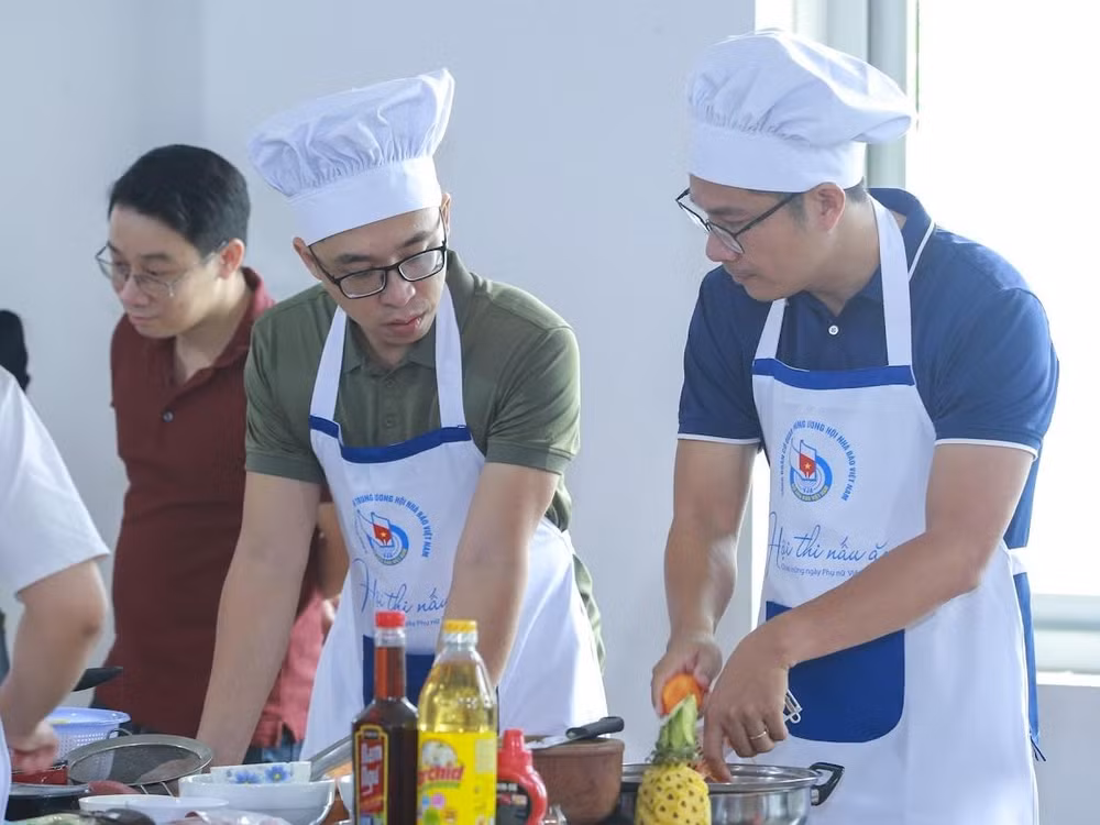 can bo doan vien cong doan co quan trung uong hoi nha bao viet nam cung nhau vao bep ket noi yeu thuong hinh 23