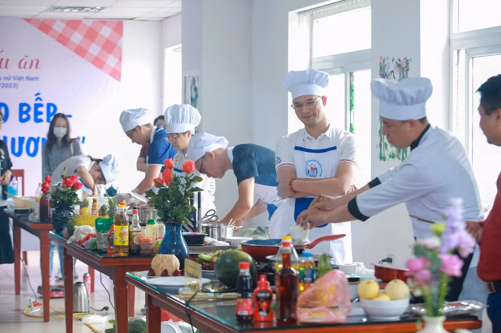 can bo doan vien cong doan co quan trung uong hoi nha bao viet nam cung nhau vao bep ket noi yeu thuong hinh 22