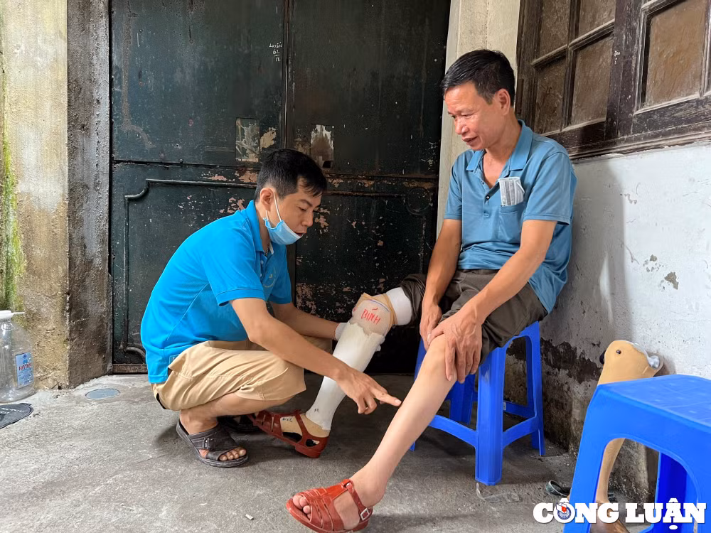 xuong san xuat chan tay gia mien phi cho nguoi khuyet tat hinh 4