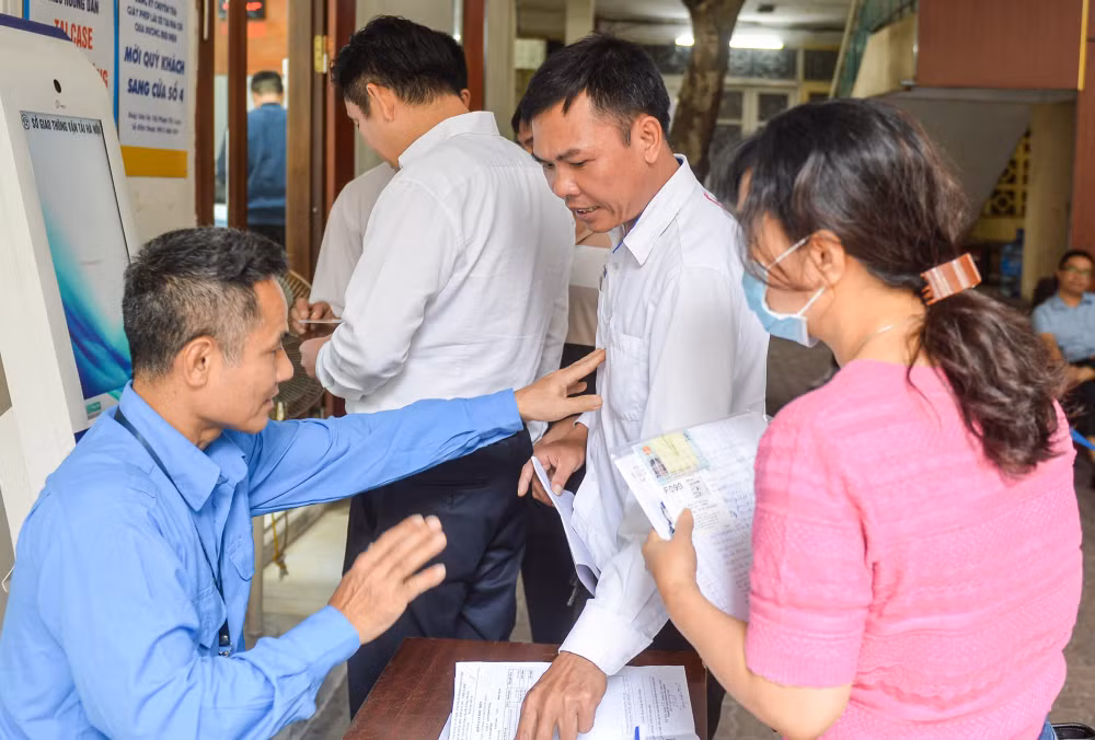 nguoi dan do xo lam thu tuc cap doi giay phep lai xe dan den qua tai hinh 1