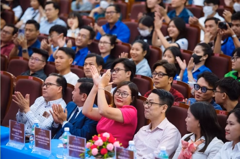 ntk viet hung lam truong ban giam khao cuoc thi net dep sinh vien dai hoc cong thuong nam 2023 hinh 30