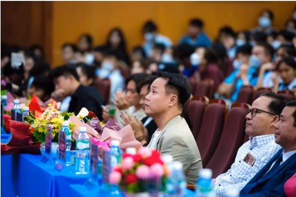 ntk viet hung lam truong ban giam khao cuoc thi net dep sinh vien dai hoc cong thuong nam 2023 hinh 11
