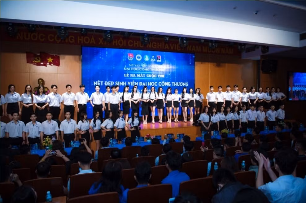 ntk viet hung lam truong ban giam khao cuoc thi net dep sinh vien dai hoc cong thuong nam 2023 hinh 29