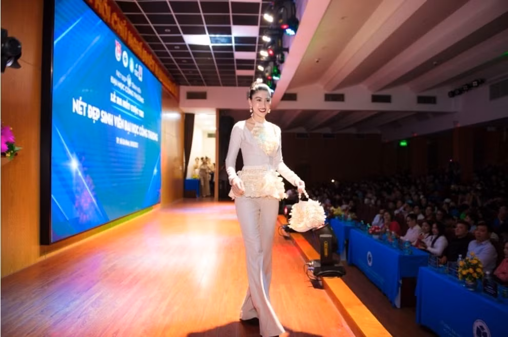 ntk viet hung lam truong ban giam khao cuoc thi net dep sinh vien dai hoc cong thuong nam 2023 hinh 23