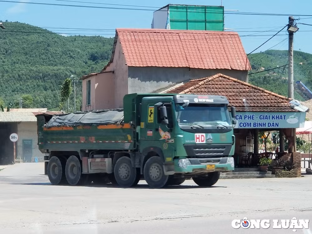 canh sat giao thong keu kho xu ly xe tai cho da cat long hanh tren quoc lo 14b hinh 7