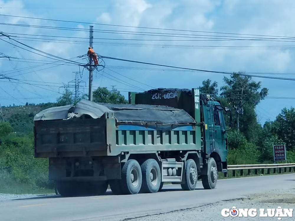 canh sat giao thong keu kho xu ly xe tai cho da cat long hanh tren quoc lo 14b hinh 8