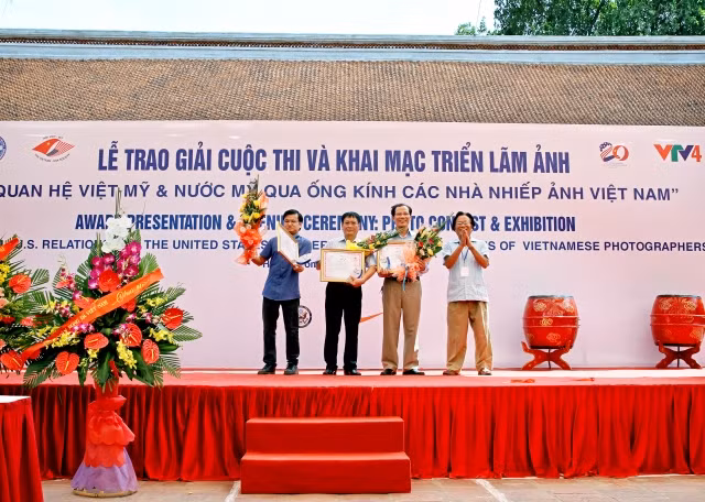 Các tác giả đạt giải nhì.