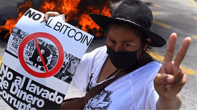 nguoi dan el salvador bieu tinh phan doi bitcoin dot cay atm hinh 2