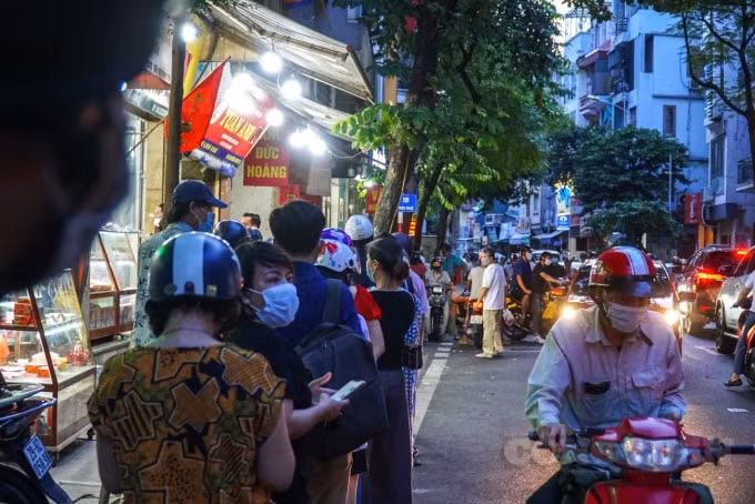 bao phuong nghi choi nguoi dan van rong ran xep hang nhu chua he co dich hinh 2