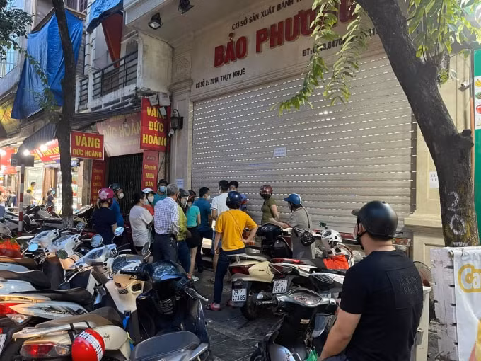 bao phuong nghi choi nguoi dan van rong ran xep hang nhu chua he co dich hinh 1