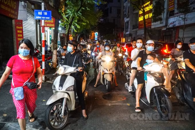 bao phuong nghi choi nguoi dan van rong ran xep hang nhu chua he co dich hinh 10